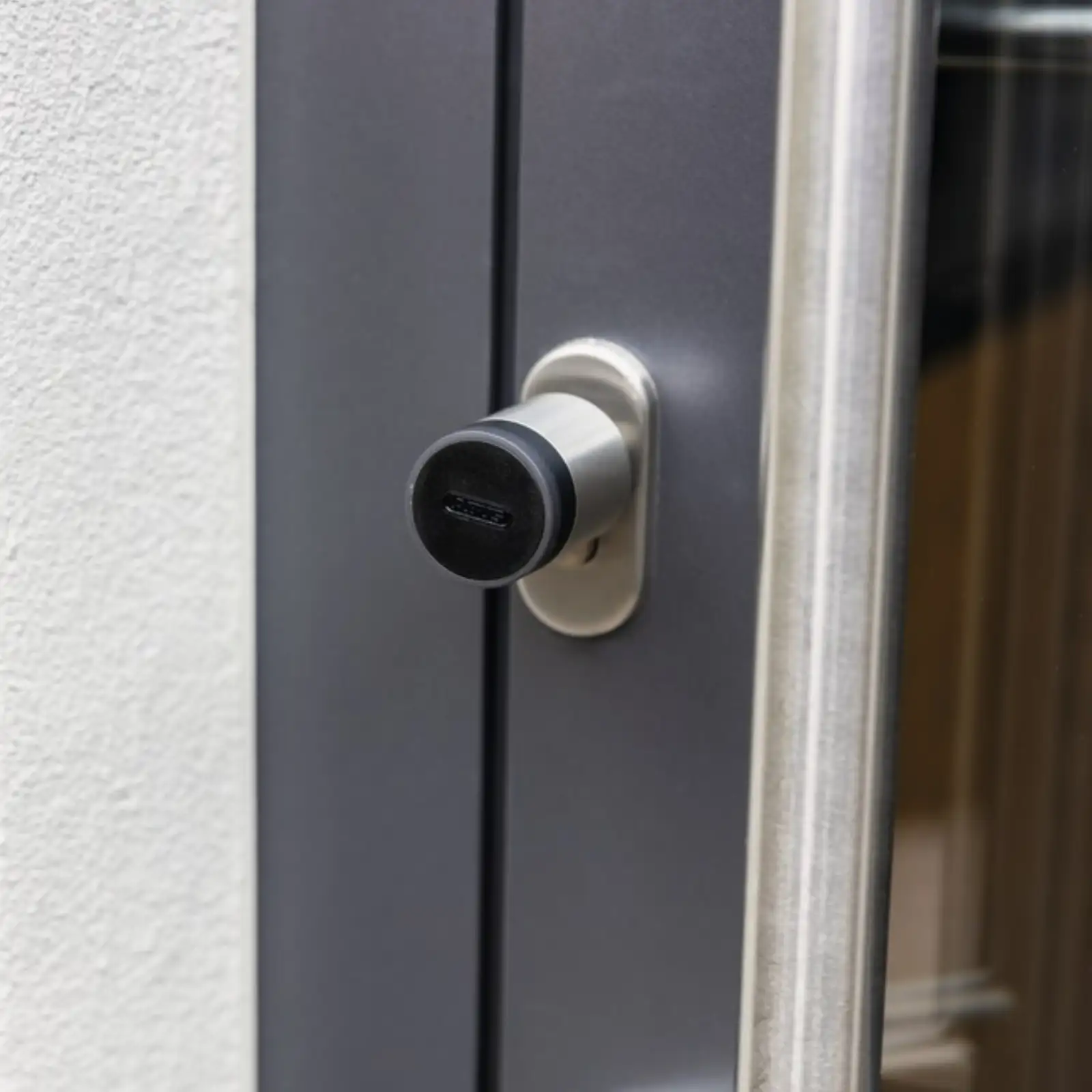 Elektronischer Schließzylinder ABUS Cylox One mit Schlüssel auf der Innenseite - Anwendungsbeispiel