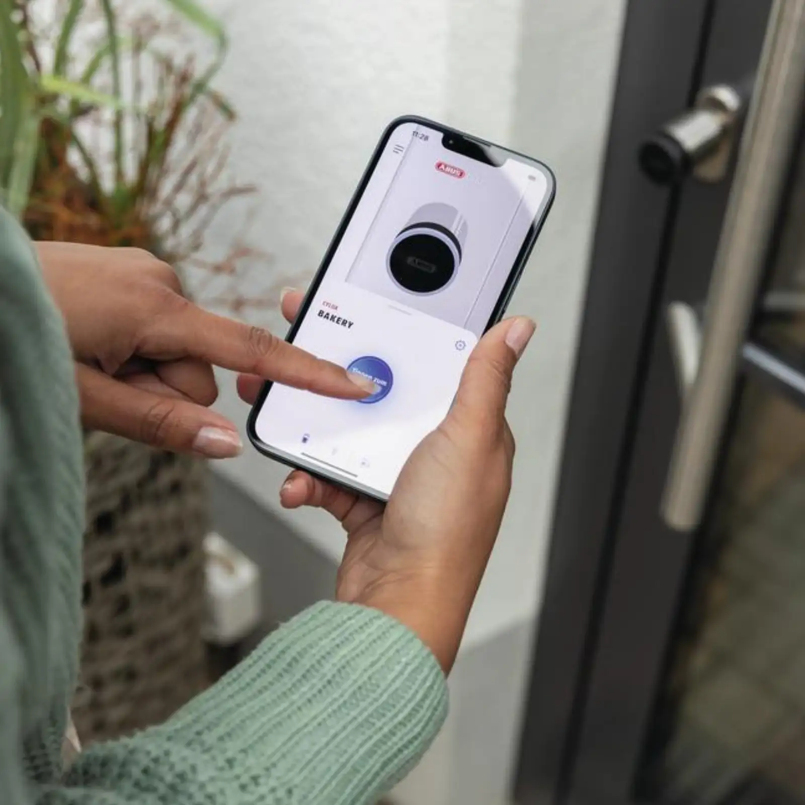 Elektronischer Schließzylinder ABUS Cylox One mit Schlüssel auf der Innenseite - Öffnung per App