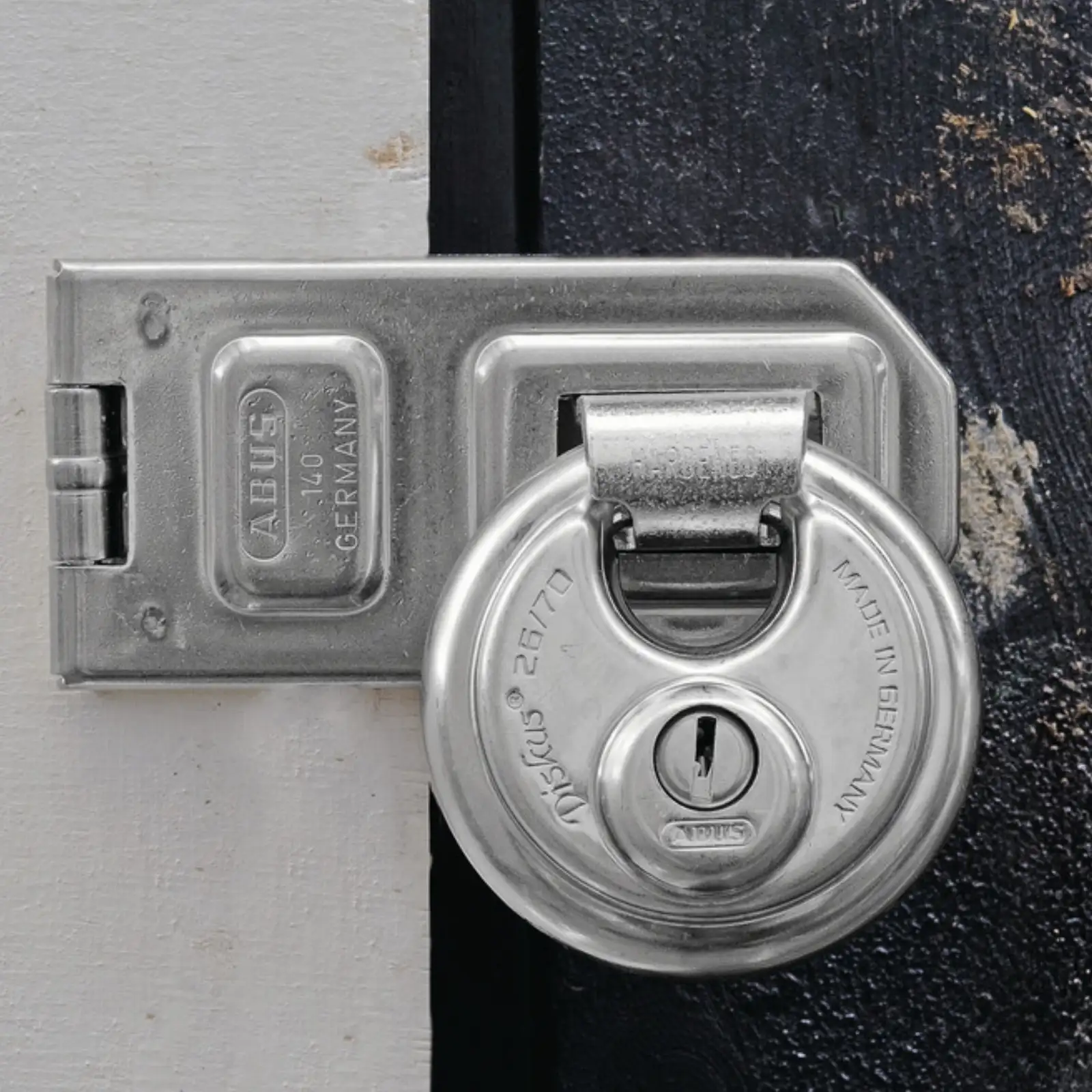 ABUS Diskusschloss 26 mit Überfalle zur Absicherung von Keller, Schuppen und Toren