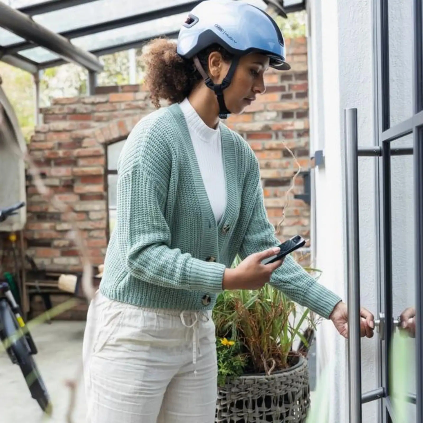Elektronischer Schließzylinder ABUS Cylox One mit Schlüssel auf der Innenseite - Öffnung per Smartphone-App