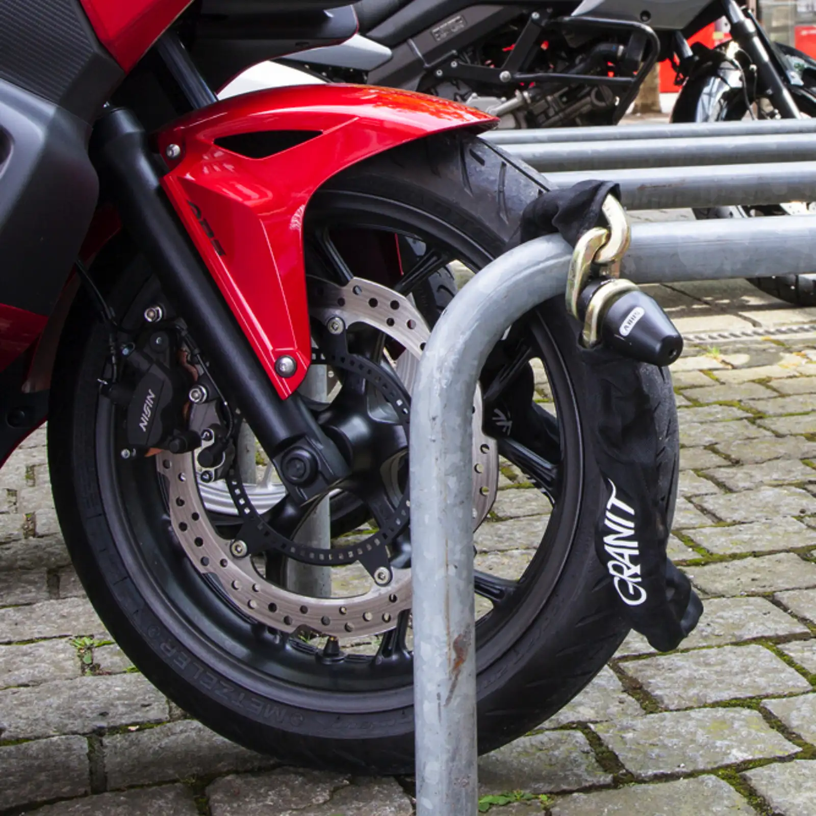 ABUS Kettenschloss Motorrad Granit Monobloc XPlus 1480 mit 14KS Schlosskette - Anwendungsbeispiel