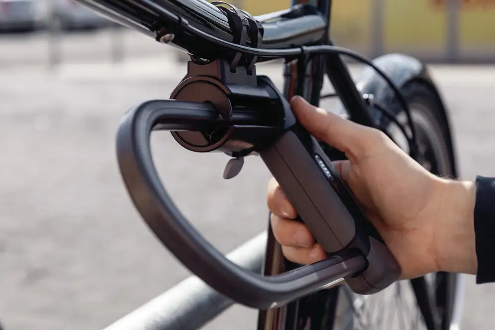 ABUS Bügelschloss Granit XPlus 540 mit SH B Halter - Anwendungsbeispiel