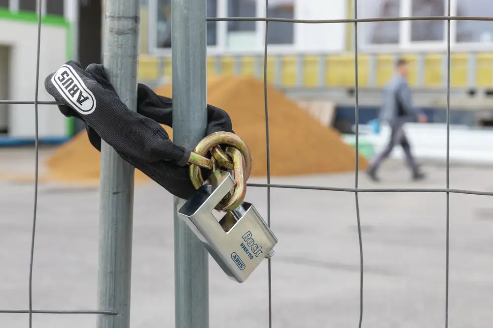 ABUS Blockschloss Rock 93RK/110 zum Verschließen eines Bauzauns